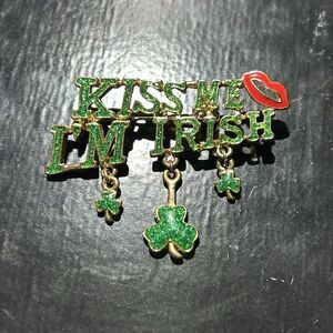 St. Patrick's Day Green Gold Tone Kiss Me i'm Irish Collectible Dangle Lapel Pin